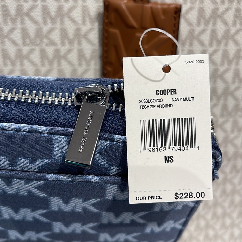 Michael Kors Men’s Women’s Cooper Tech Zip Around Wallet
Navy Multi Unisex
NWT - Picture 9 of 16